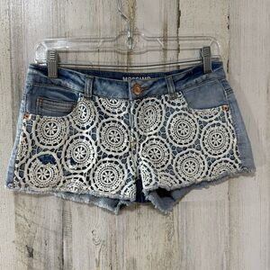 Mossimo Supply Co. Short Cut Off Daisy Dukes Blue Jean Shorts with White Crochet